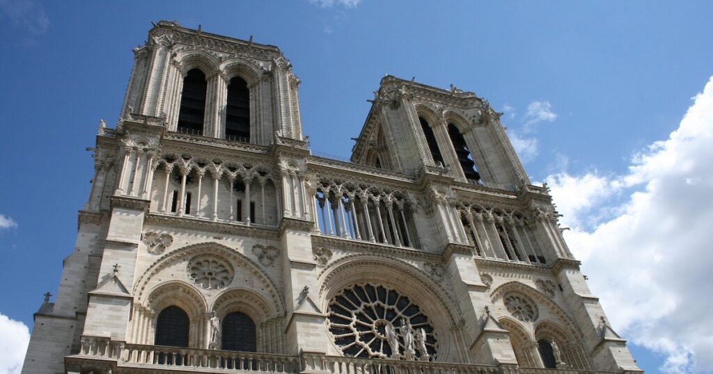 You are currently viewing Notre-Dame ravive les polémiques sur la philanthropie en France